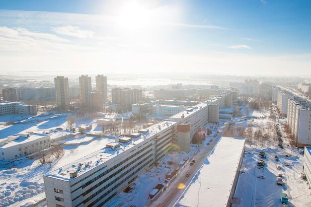 Vue de la ville d'en haut l'hiver et la neige