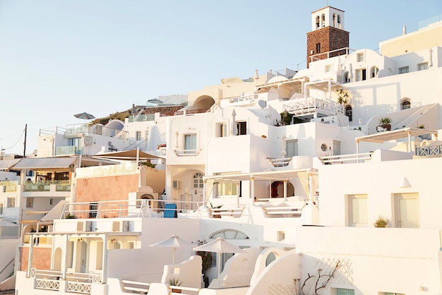 Vue de la ville d'Imerovigli au coucher du soleil sur l'île de Santorin en Grèce