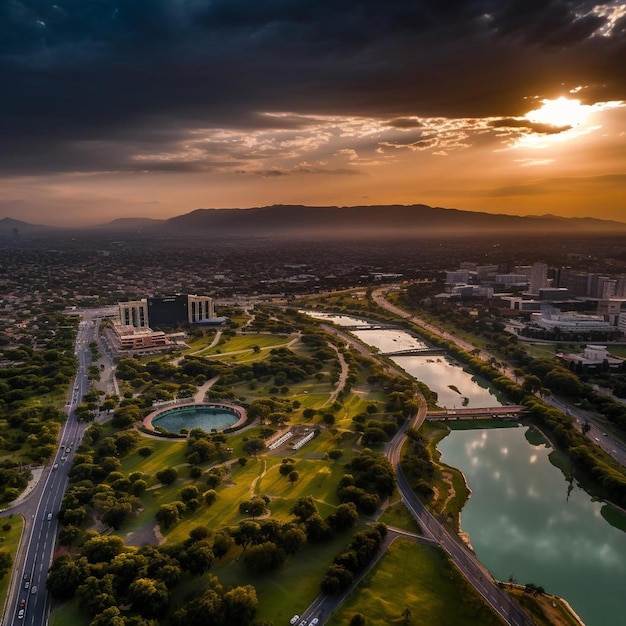 une vue sur la ville d'un immeuble de grande hauteur avec un lac au premier plan