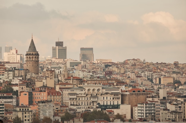 Vue de la ville d'Istanbul et de la tour de Galata depuis les hauteurs, Turquie