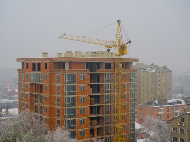 Vue sur la ville un jour d'hiver enneigé