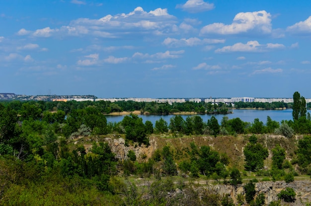 Vue sur une ville Komsomolsk et le fleuve Dniepr