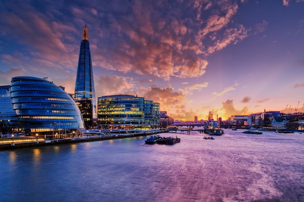 Vue de la ville de Londres au coucher du soleil.