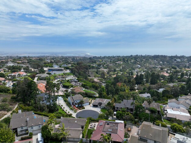 Une vue de la ville de los angeles du haut d'une colline