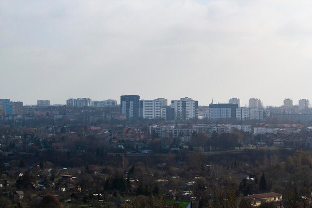 Une vue sur la ville de lublin depuis le sommet de la colline