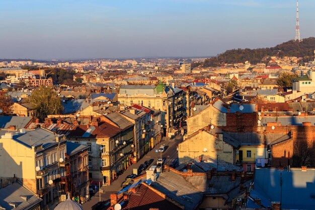 Vue sur la ville de Lviv depuis le clocher de l'église de Sts Olha et Elizabeth Lvov paysage urbain Ukraine