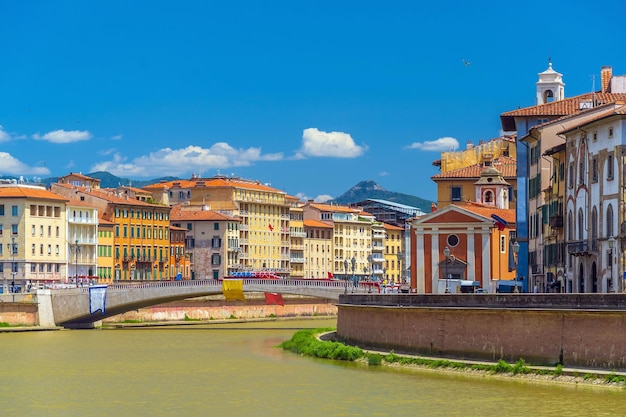 Vue de la ville médiévale de Pise et du fleuve Arno en Italie