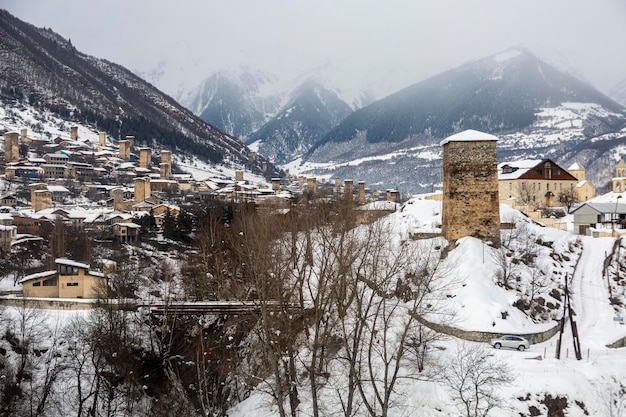 Vue sur la ville de Mestia entourée de montagnes brumeuses