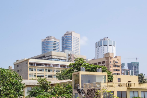 Une vue de la ville de mumbai avec un bâtiment en arrière-plan.