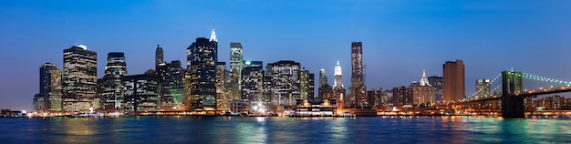 Une vue de la ville de New York pendant la nuit