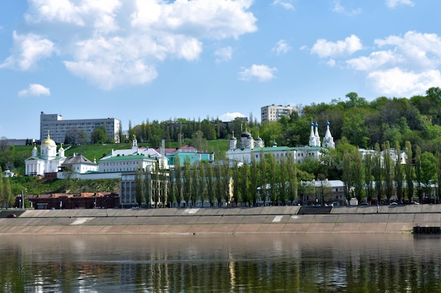 Vue de la ville de Nijni Novgorod depuis la rivière