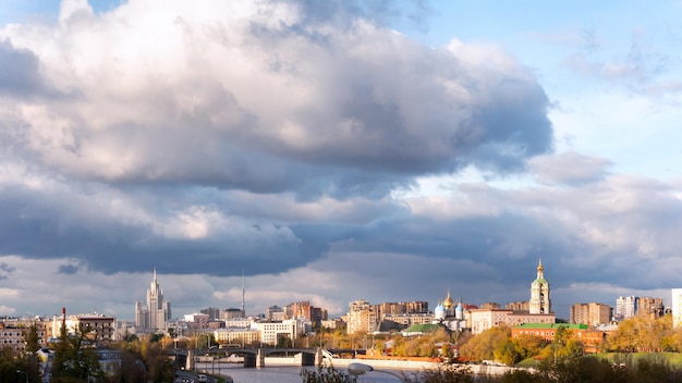 Vue de la ville avec des nuages sombres