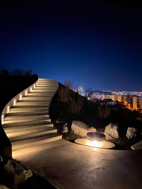 Vue sur la ville de nuit avec chemin d'escalier à pied dans le parc avec mise au point sélective Voyage concept de vie nocturne de la ville