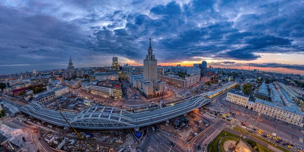 Photo vue de la ville de nuit depuis une vue plongeante sur la place de la gare à moscou