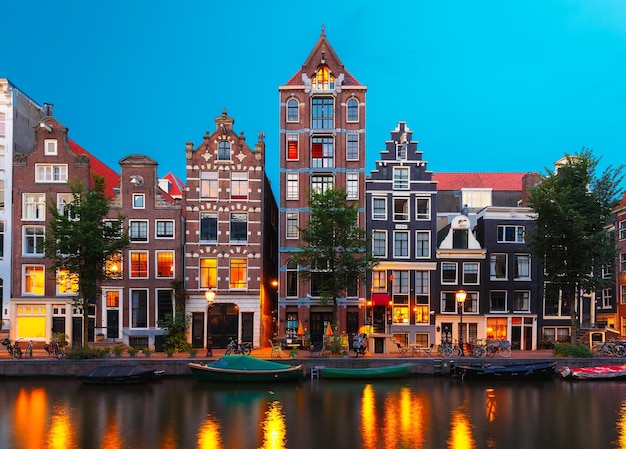 Vue sur la ville de nuit du canal d'Amsterdam avec des maisons hollandaises