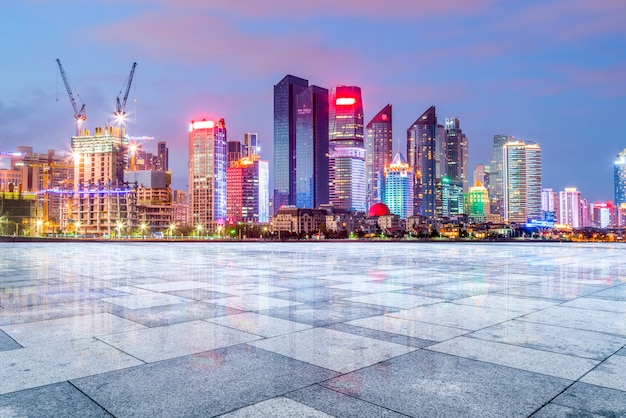 Vue de la ville de nuit du paysage de Qingdao