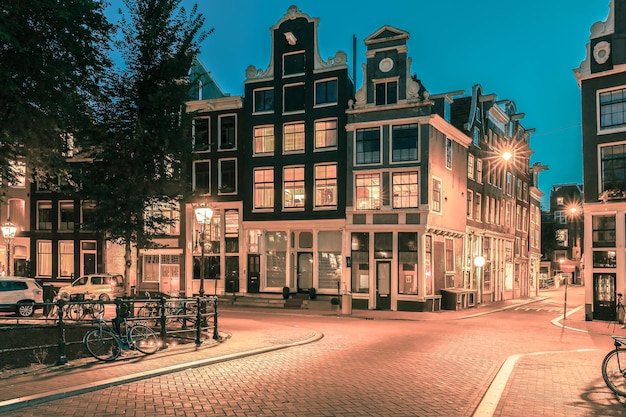 Vue de ville de nuit des maisons d'Amsterdam