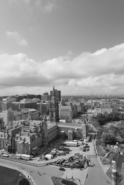 Vue sur la ville d'Ottawa avec des bâtiments historiques en noir et blanc