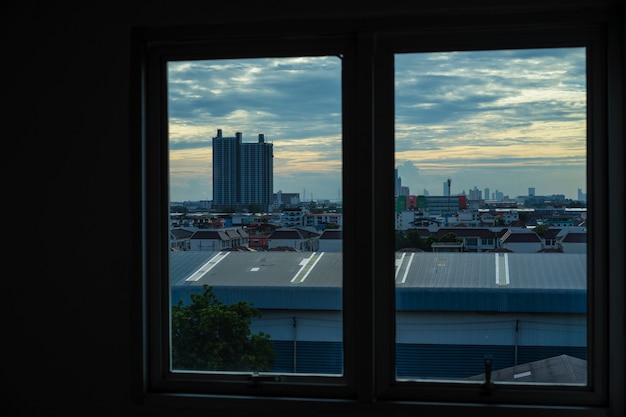 Vue sur la ville par la fenêtre