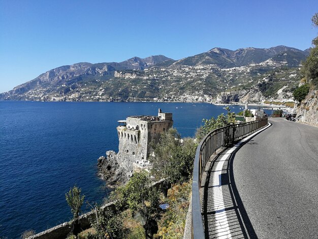 Photo vue de la ville par la mer contre un ciel bleu clair