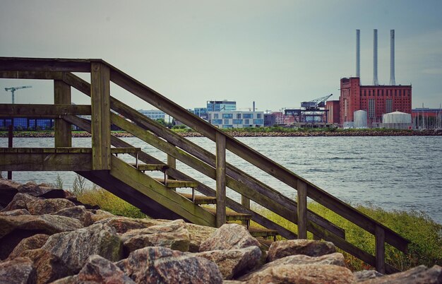 Photo vue de la ville par la mer contre le ciel