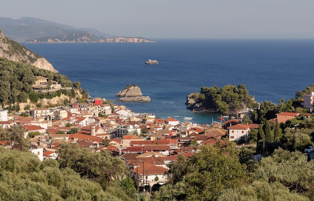 Vue sur la ville de Parga Région de l'Épire Grèce