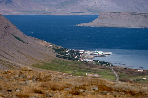 Vue de la ville de Patreksfjordur dans le fjord de l'Ouest pendant l'été