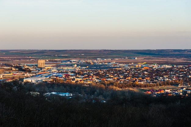 Vue sur la ville de Piatigorsk depuis le sommet de la colline.