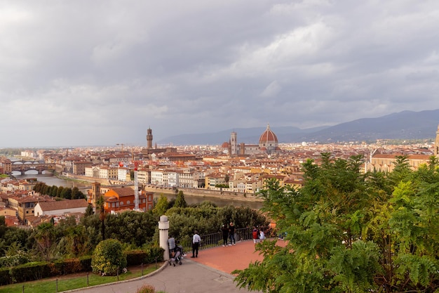 Une vue de la ville de pise du haut de la colline