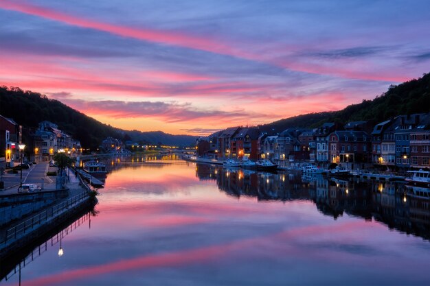 Vue de la ville pittoresque de dinant belgique