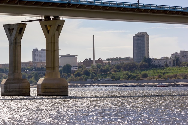 Vue sur la ville et pont sur la rivière