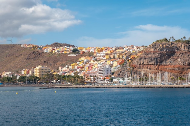 Vue sur la ville et le port de San Sebastian de la Gomera vu depuis le ferry en direction de Tenerife Îles Canaries