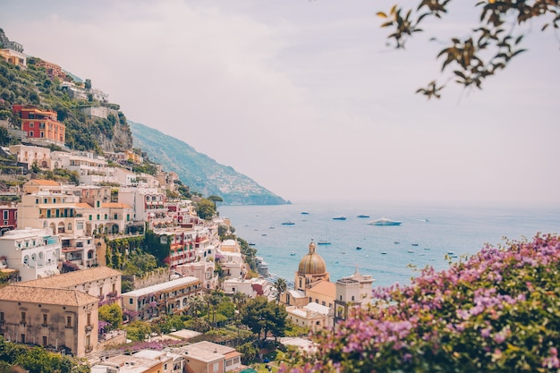 Vue de la ville de Positano avec des fleurs