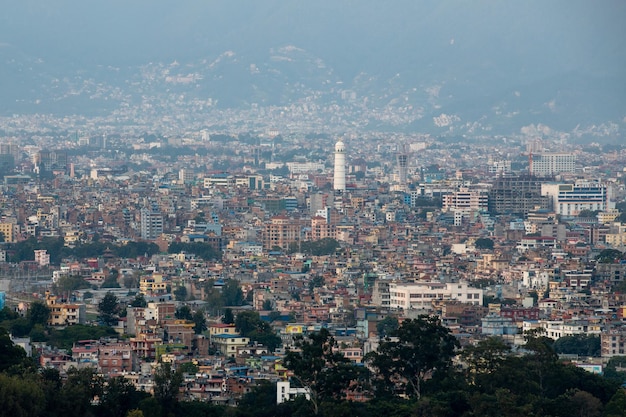 Une vue de la ville de quito du haut d'une colline