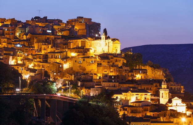 Vue sur la ville de Ragusa nuit Sicile Italie