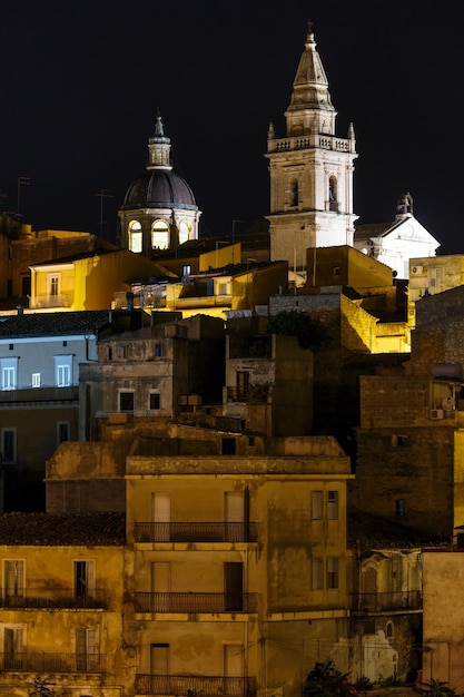 Vue sur la ville de Ragusa nuit Sicile Italie