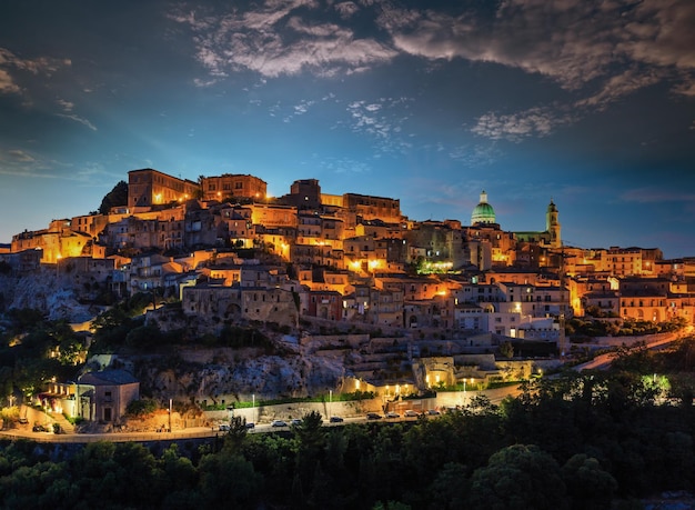 Vue sur la ville de Ragusa nuit Sicile Italie