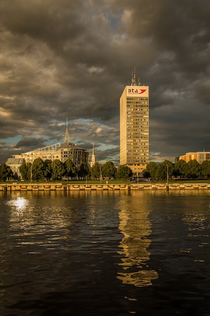 Vue de la ville de Riga depuis le bord de la rivière