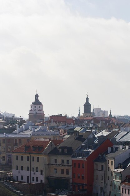 Une vue de la ville de riga depuis le toit de l'ancien hôtel de ville.