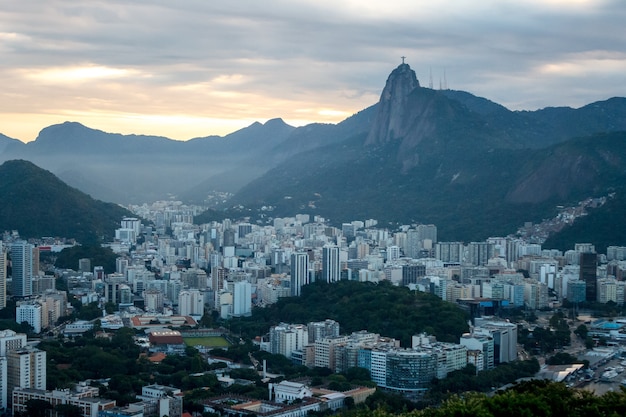 Vue de la ville de Rio de Janeiro depuis le mont du Pain de Sucre au coucher du soleil, Brésil