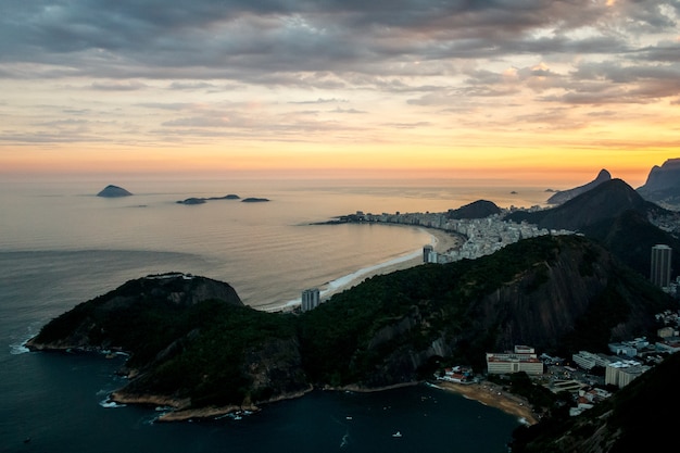 Vue de la ville de Rio de Janeiro depuis le mont du Pain de Sucre au coucher du soleil, Brésil