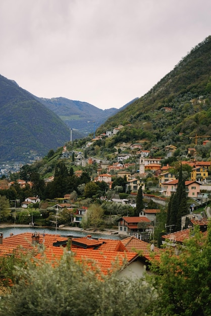 Vue d'une ville avec une rivière en arrière-plan