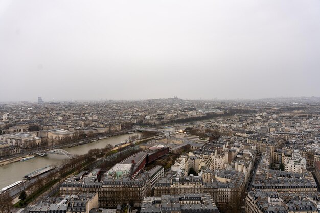 Une vue sur la ville avec une rivière qui la traverse