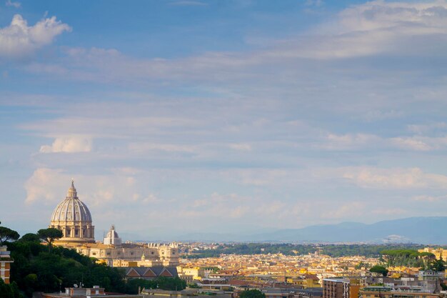 Vue sur la ville de Rome avec le dôme de la basilique Saint-Pierre