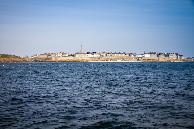 Vue sur la ville de SaintMalo depuis la mer Bretagne France