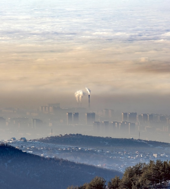 Photo vue de la ville sale et polluée dans la fumée en hiver