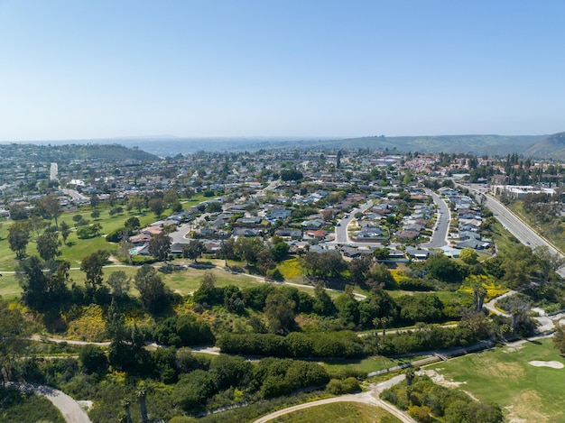 Une vue de la ville de san diego du haut d'une colline