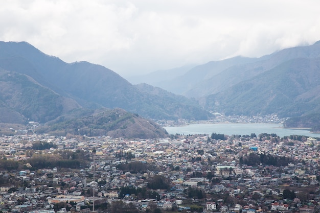 Vue de la ville de Shimoyoshida depuis le téléphérique de Kachi Kachi, près du lac Kawaguchiko, au Japon