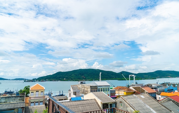 Vue sur la ville de Songkla avec ciel bleu et baie en Thaïlande