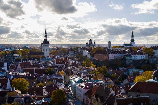 Vue sur la ville de Tallinn. Bâtiments et architecture vue extérieure dans la vieille ville de Tallinn, maisons colorées de style ancien. Vue panoramique. L'architecture estonienne.